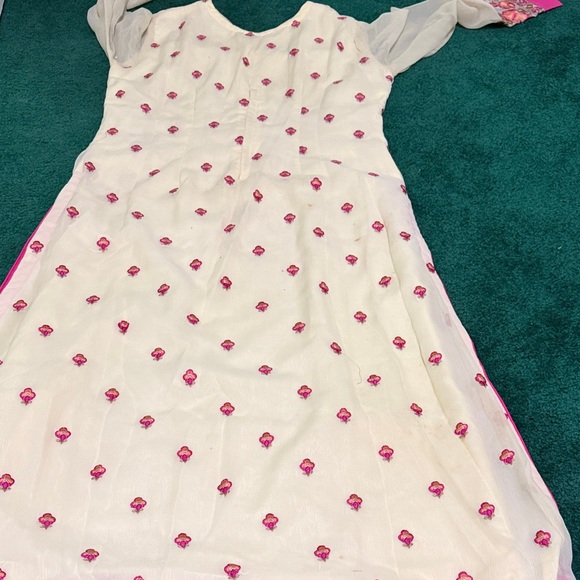 Elegant Pink and Cream Floral kameez with dupatta - Picture 6 of 10